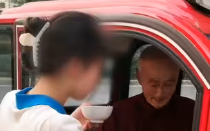 有爱一幕：83岁的爷爷熬好绿豆粥，送到孙女上班的地点。