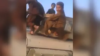 阿富汗孩子把美军遗弃的悍马车当旋转木马  爬上车坐里面玩耍