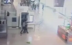 男子机场企图抢夺女兵武器被射杀 现场画面曝光