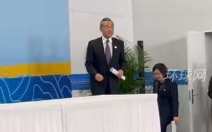 第三届“一带一路”国际合作高峰论坛成果会开始，王毅走进会场向记者挥手问好