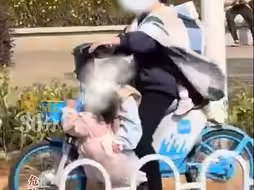 女子骑共享电动车载了三个小孩，其中一个女孩快掉下车了