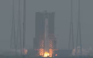 现场！长征八号运载火箭首飞试验成功 火箭腾空而起直冲云霄！