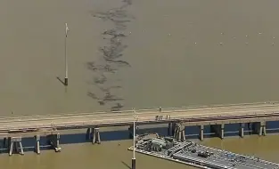 美得州驳船撞桥事故最新画面：河面漂浮油污 石油泄漏源已得到控制