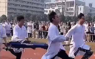 可爱又感人！医学院学生抬担架跑接力：为锻炼救死扶伤速度