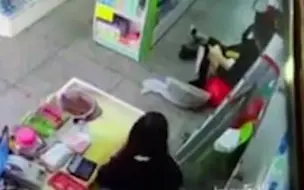 女子超市购物被陌生男子生扑摁倒猥亵，工作人员经过时态度冷漠只管梯子