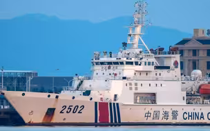 日方游艇和巡视船闯入我钓鱼岛领海 中国海警依法驱离