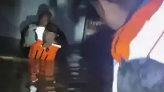 湖南湘潭一堤坝出现决口险情 救援人员及胸深水中转移被困群众