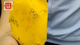 小朋友们颁给民警一枚“金牌”：谢谢您，您辛苦了