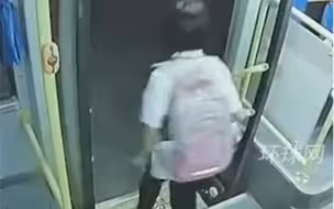 惊险！女孩下公交手脚被夹拖行25秒
