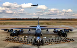 美B-52轰炸机撞上加油机，4枚氢弹高空坠落，差点灭掉盟国