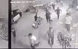 印度16名囚犯向狱警泼辣椒粉后成功越狱 监控拍下现场混乱画面