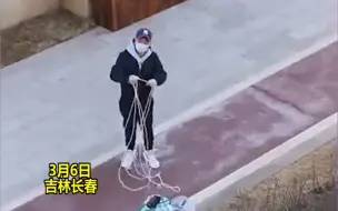 男子想妙招为他人运送物资，无人机飞了起来隔空传送心意，男子:科技的力量