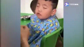 萌娃吃饭时睡着 闭眼用尽全力吃完最后一口 网友：这份执念太感人了