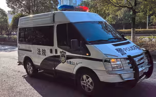 押送余华英的囚车进入法院 其拐卖儿童案重审将于9点半宣判