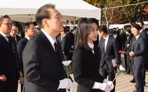 韩国总统尹锡悦夫妇一身黑衣现身 向“梨泰院踩踏事故”遇难者献花