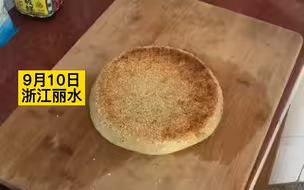 妈妈用菜刀切月饼,刀法行如流水 一气呵成,网友：切出了剁排骨的气势