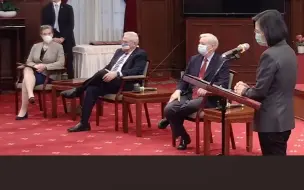 美议员见蔡英文时扬言“是时候让大陆付出代价”，网友：可以领通告费了！