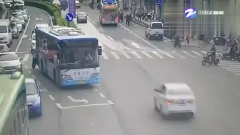57岁老民警徒手推公交手被烫得通红！接下来的一幕太燃