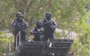 演习模拟抢救人质 扮演者“太入戏”引关注