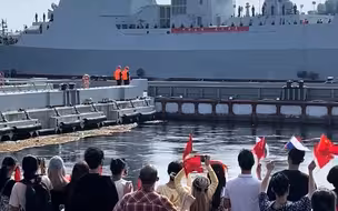 参加完俄海军节阅兵后，中国海军焦作舰起航，中国同胞挥舞五星红旗欢送