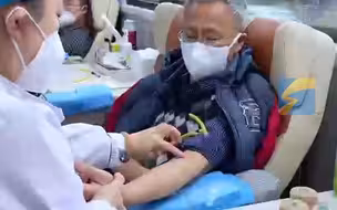 血库告急！医务人员挽袖子献血：多伸一次胳膊，就能多挽救一条生命！