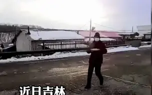 心疼防疫民警吃泡面，大爷送来热饺子