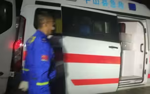 河北通勤车涉水倾覆1人仍失联 现场水深达10米 搜救人员用声呐定位