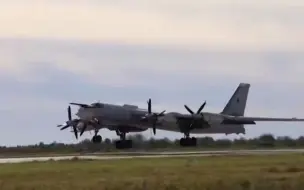 两架俄军战略轰炸机在日本海上空完成巡逻任务