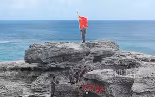 八一建军节，三沙驻岛战士们攀礁石为“祖国万岁”描红，感悟西沙精神