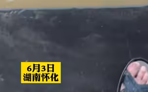 暴雨致村民家中漫水，镜头一转墙面的画亮了，屋主：画了之后每年都涨水