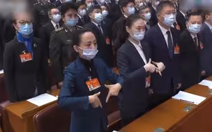 全国政协开幕会上感人一幕！两名委员用手语“演唱”国歌