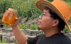 新疆“背景太假哥”爆红之后：拒绝百万广告，培养优质乡村主播