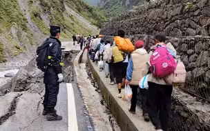 西藏日喀则一地连续降雨道路中断：逾400人滞留 直击人员徒步撤离