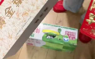 女子春节送出的一箱奶 又被当成上门礼送回：奶也经历了人情世故!