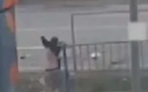 俄一车辆失控惊险翻滚数次撞上围栏，司机奇迹生还淡定脱衣走开