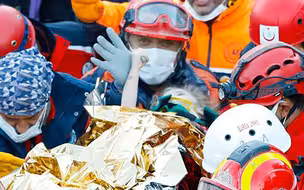 地震后的生命奇迹！土耳其3岁女童被埋65小时后成功获救