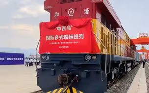9月25日，“中吉乌”国际多式联运新通道正式开行，载着450吨货物的班列从兰州陆港始发，经伊尔克什坦口岸出境，最终运抵乌兹别克斯坦