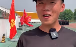 老爸当了几年兵总跟儿子“吹牛”，不服输的儿子要当一辈子警察:这下可以“吹”更久了!