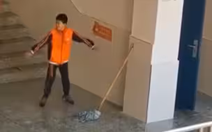 值日生课间操沉迷鬼步舞无法自拔，老师路过瞬间拿起拖把