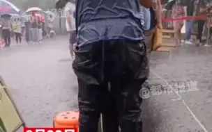 都市报道【父母冒大雨给孩子报名，打伞也没用浑身湿透！可怜天下父母心】
