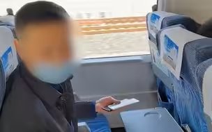 网曝高铁上一男子拒不给旁边座位的人让行，并称我有义务吗？