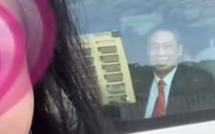 学生与钟南山隔车窗合影，收暖心回应开心尖叫，可爱一幕引网友羡慕