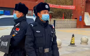 疏导车辆 护送学生为孩子们筑起一道安全“防护墙”，敦煌市公安局特巡警大队成立于2016年11月立足“特”字抓训练 围绕“巡”字抓防范