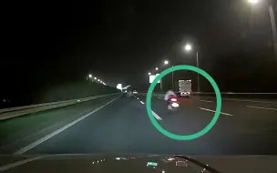 快到看不清车牌！高速上摩托车“飞”过吓呆一旁轿车司机
