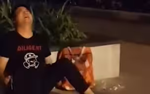 成年人的崩溃就在一瞬间！爷孙俩双双患癌 ，80后男子不堪压力街头痛哭