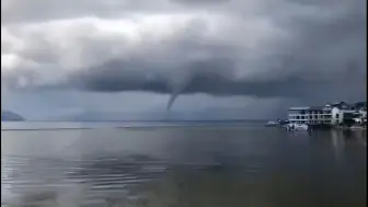 大理洱海上空惊现“龙吸水” 细雨过后现绝美彩虹
