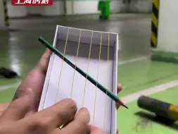男子用纸壳、铅笔和橡皮筋自制乐器，弹奏《暮色回响》，“好听！强者果然从不抱怨环境”。