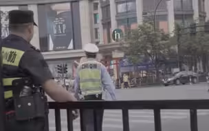 胆真大！男子骑电动车没带头盔被拦 强行逃跑致交警骨折