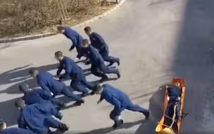 监控：警铃响起时，消防队让人笑哭的瞬间