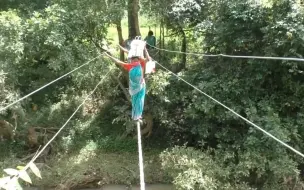 场面惊险！印度一村庄直接拿电线当桥 村民颤颤巍巍踩在线上过河